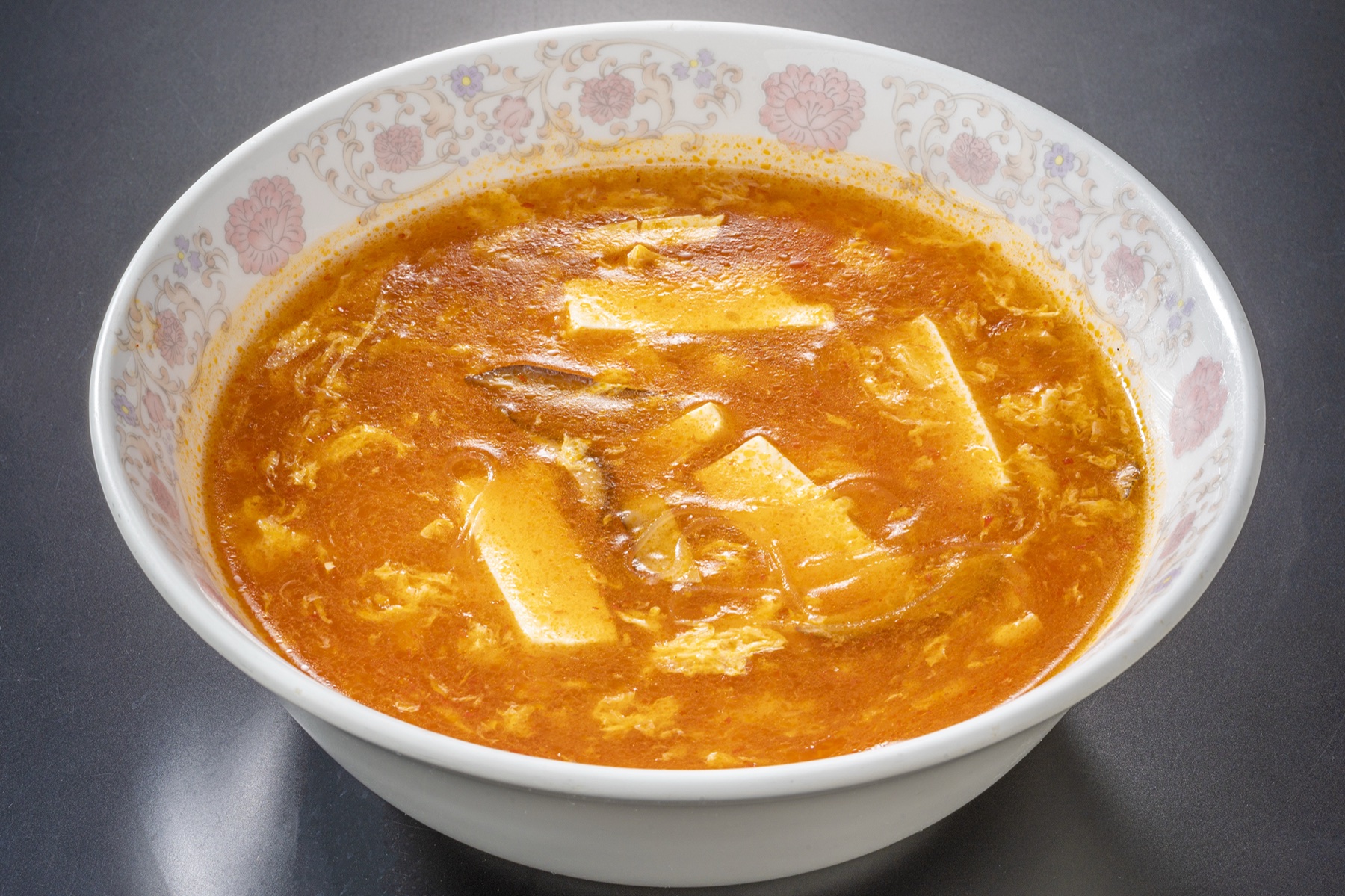 鶏肉と玉子の酸味と辛味の効いたスープ（酸辣湯）の料理写真